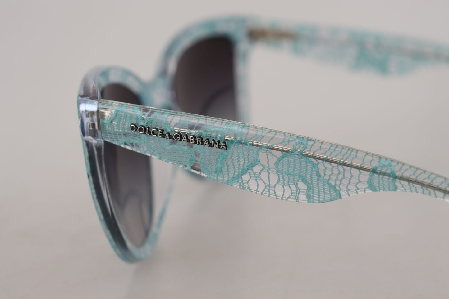 Elegantes gafas de sol con detalle de encaje azul