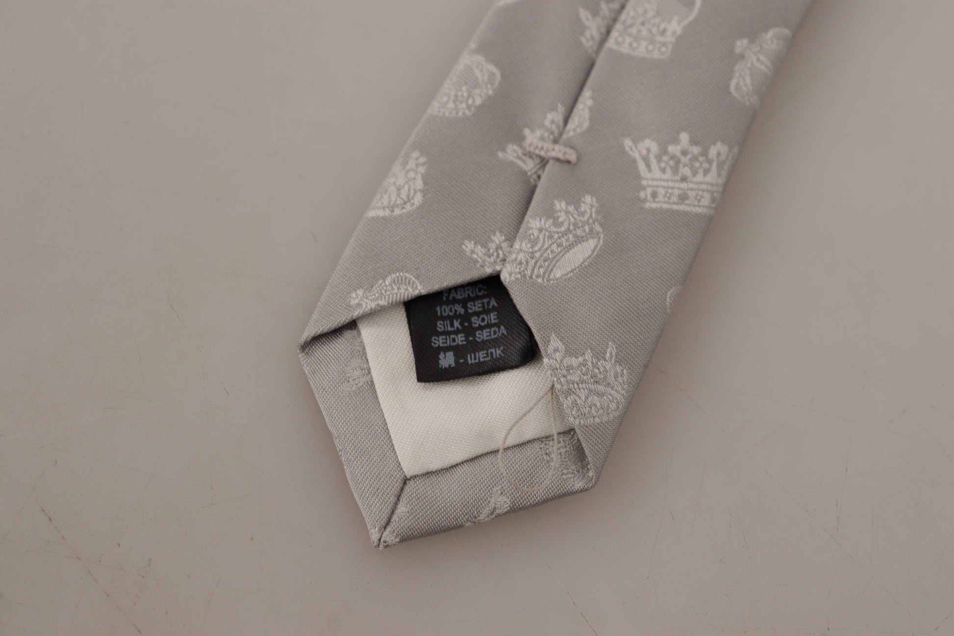 Pajarita elegante con estampado de corona gris de seda