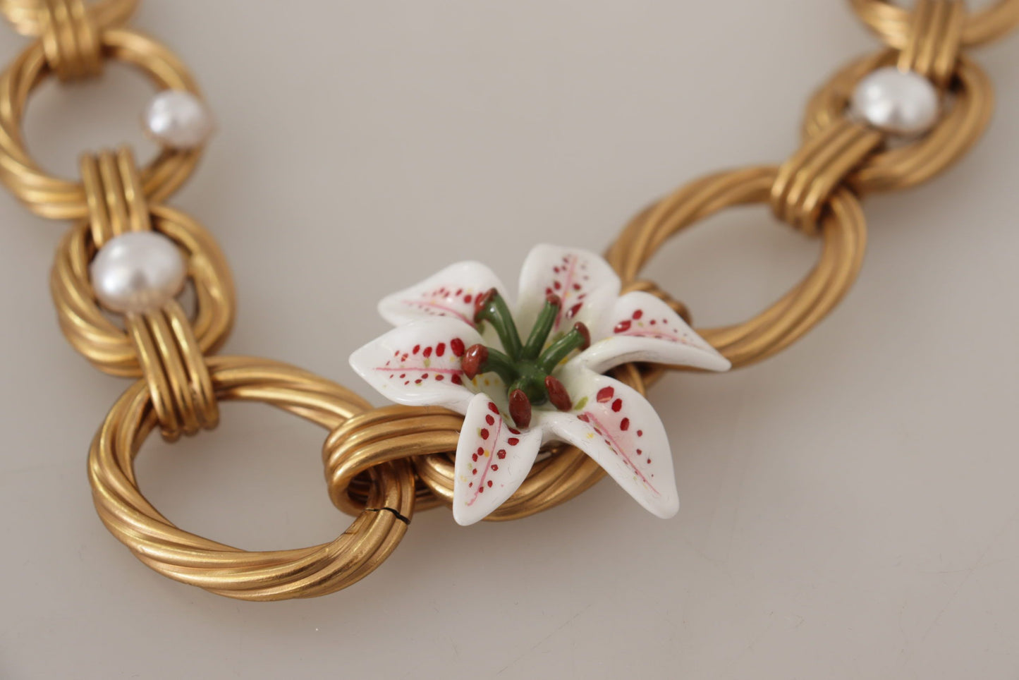 Elegante collar con colgante de flor de Lilly dorado