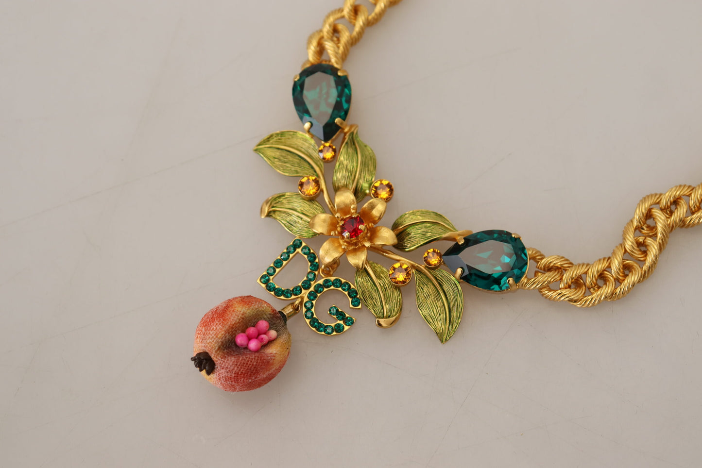 Elegante collar de frutas florales en tono dorado