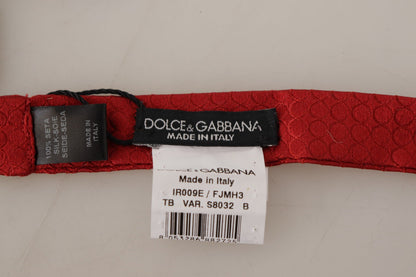 Elegante pajarita de seda roja