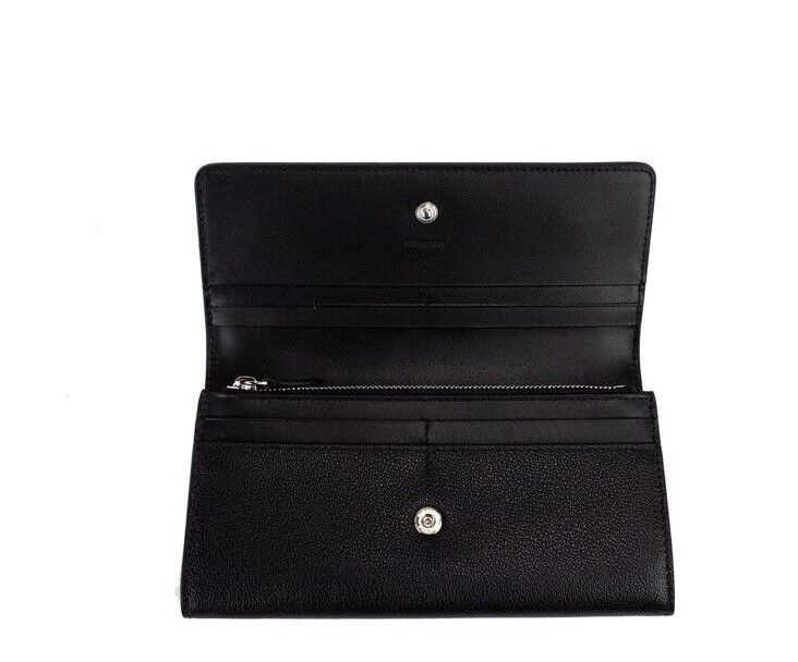 Cartera tipo clutch con solapa y logo de la marca Porter en cuero granulado negro